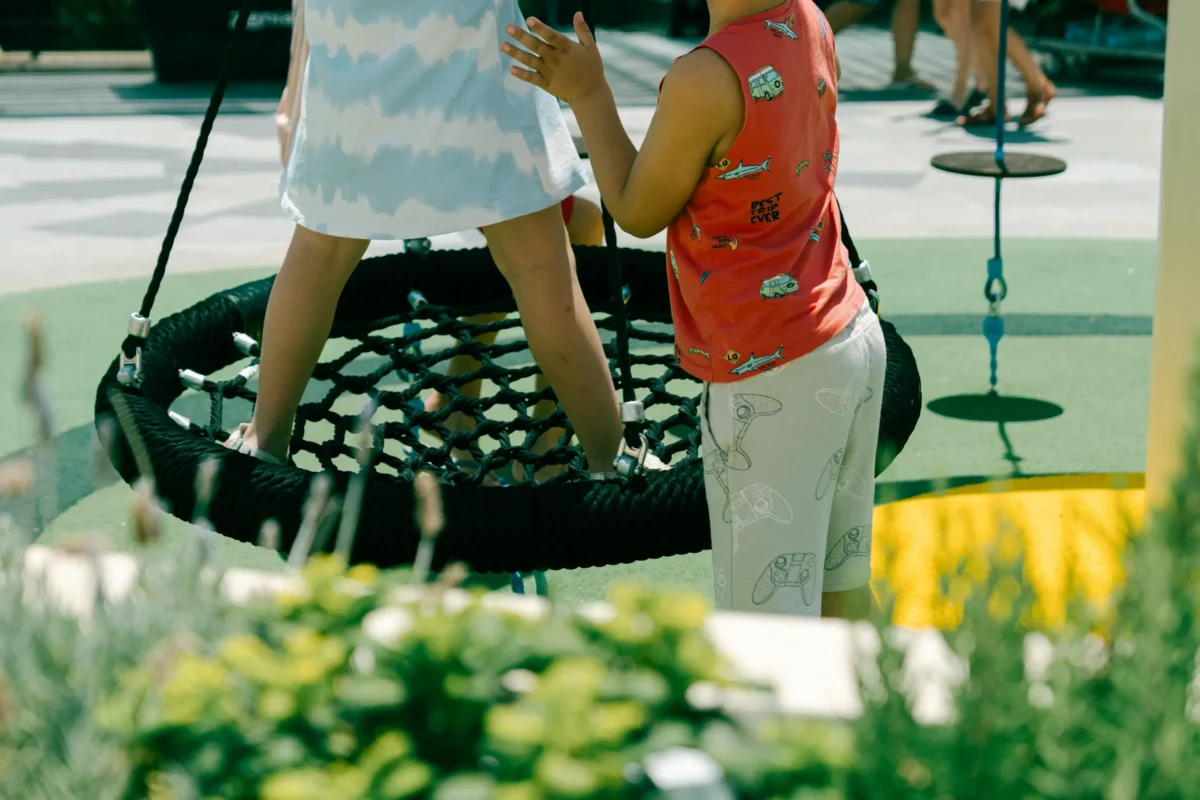 Niños jugando en el playground Zitron