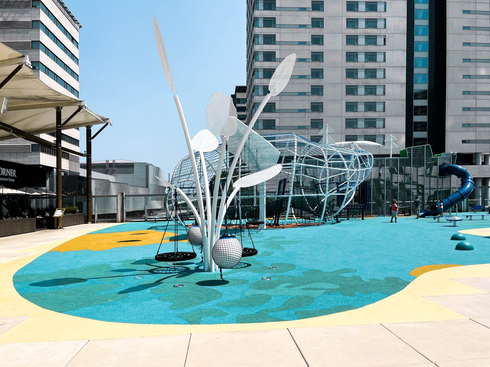 ¿Por qué el caucho de los parques se calienta tanto en verano?