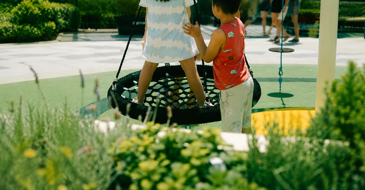 ¿Por qué los parques infantiles llevan suelo de caucho?